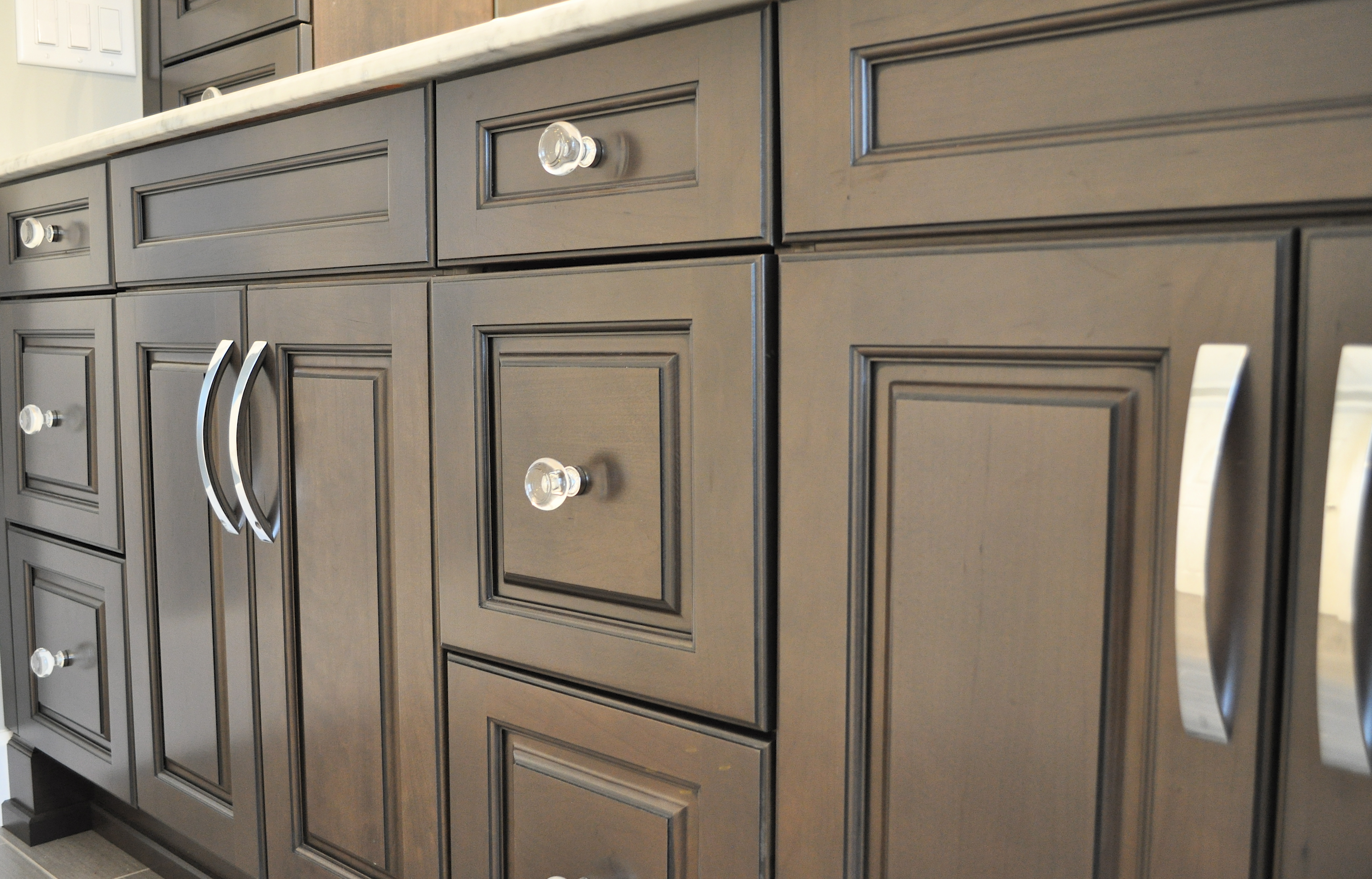 Dark Kitchen Cabinets With Knobs Quicuacom